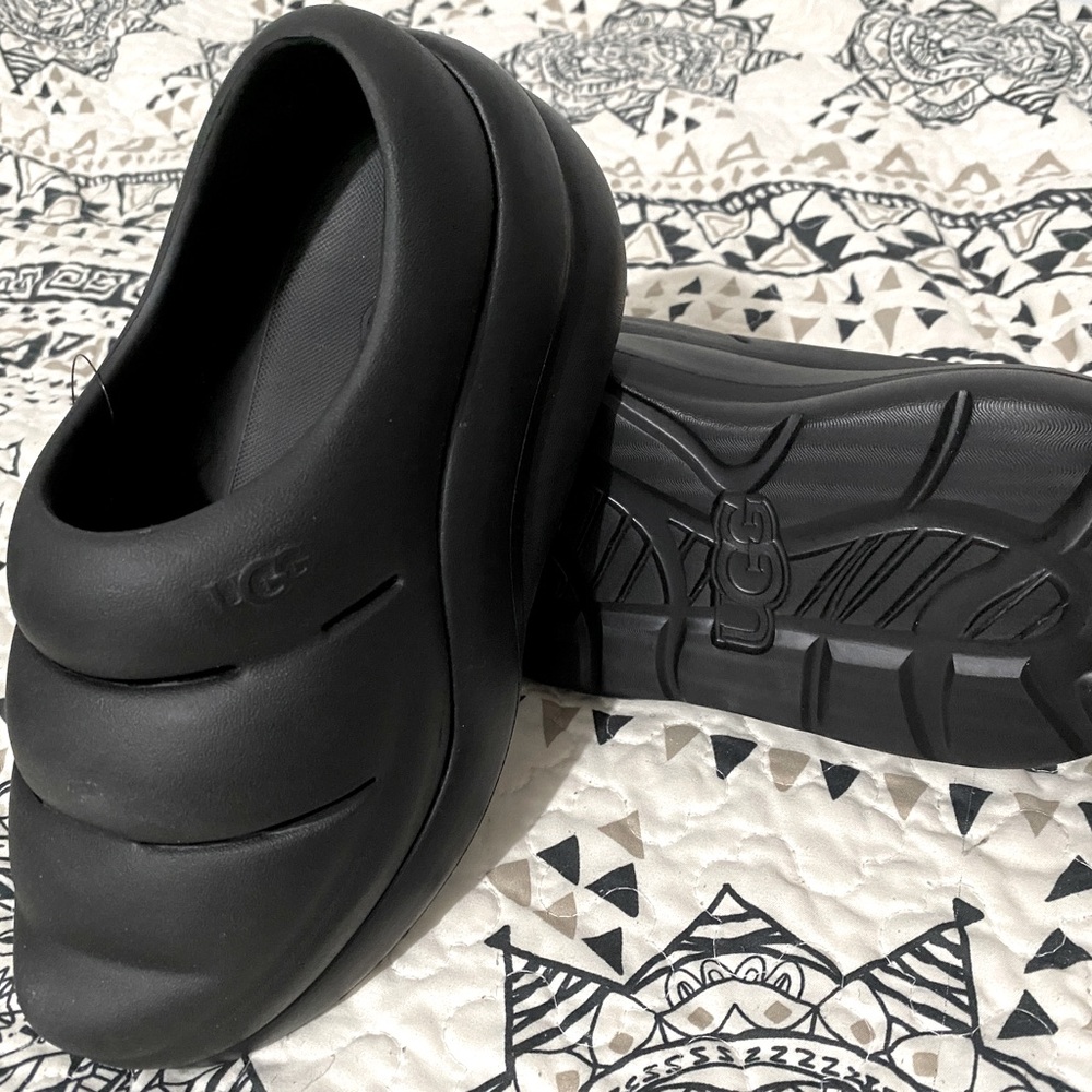UGG K Sport Yeah Clog Crocs Sandals Women’s Size 6 Black NEW.